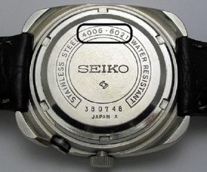 Trước tiên, bạn có thể quan sát mặt sau của chiếc đồng hồ